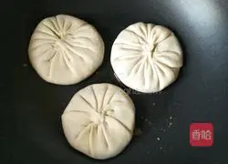 Illustration of how to make leek and pork pie 15