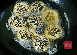 Illustration of how to make fried sesame pumpkin cake 11