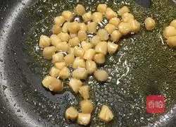 Illustration of how to make seafood nut egg fried rice 4