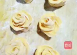 Illustration of how to make pumpkin rose steamed buns 13