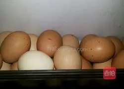 Illustration of how to make fried steamed buns with eggs 1