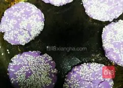 Illustration of how to make glutinous rice and purple sweet potato cakes 8