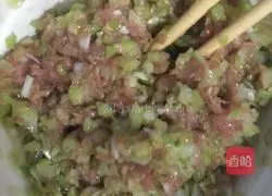 Illustration of how to make pork and celery dumplings 1