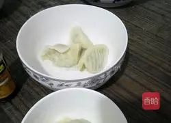Illustration of how to make three fresh stuffed dumplings 4