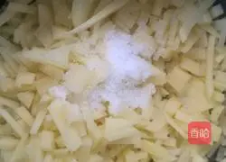 Illustration of how to make potato and egg pancakes 4