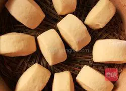 Illustration of how to make corn buns 9