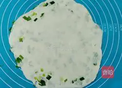 Illustration of how to make scallion pancake 4