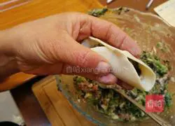 Crescent dumpling wrapping method illustration 5