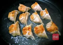 Illustration of how to make fried quick-frozen dumplings 4