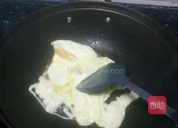 Illustration of how to make sausage and egg fried rice 3