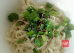 Illustration of how to make scallion oil noodles 8 