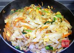 Illustration of how to make fried noodles with garlic chili sauce 14