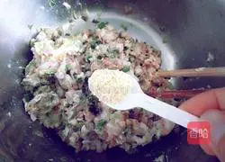 Illustration of how to make onion and pork wonton stuffing 6