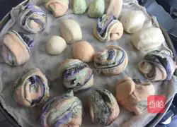 Colorful steamed buns, black Illustration of how to make sesame and peanut butter flower rolls 14