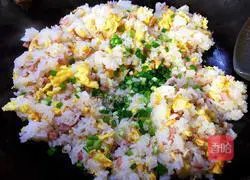 Illustration of how to make ham and egg fried rice 10