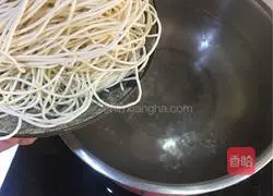 Illustration of how to make noodles with scallion oil 5