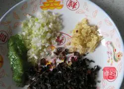 Illustration of how to make leek, egg and meat dumplings 1