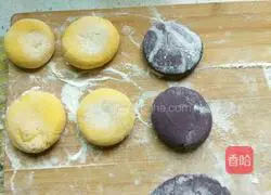 Illustration of how to make two-color double-stuffed double-layered buns 6