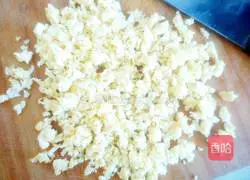 Illustration of how to make three fresh meat dumplings 3