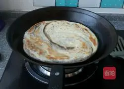 Illustration of how to make black sesame sauce layer cake 8