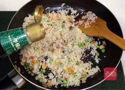 Illustration of how to make krill and three delicacies fried rice 10