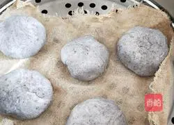 Illustration of how to make steamed buns with black rice noodles and mung bean paste 7