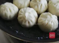 Illustration of how to make Shanghai snack fried buns 9