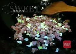 Illustration of how to make fried rice with diced sausage, vegetables and eggs 5