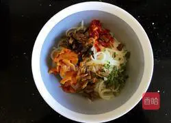 Illustration of how to make spicy beef rice noodles 5