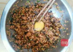 Illustration of how to make dumplings stuffed with carrots and fungus 9