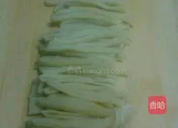 Illustration of how to cut noodles with a hand rolling knife 4