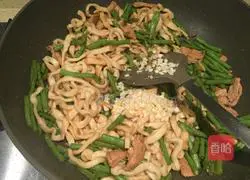 Illustration of how to make steamed beans and noodles 10