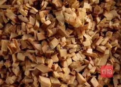 Illustration of how to make diced sausage and celery fried rice 3