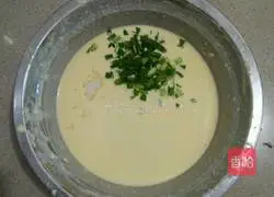 Illustration of how to make fried green onion cake 2