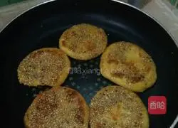 Illustration of how to make traditional sweet potato cake 6