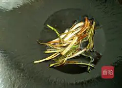 Illustration of how to make noodles with scallion oil 4