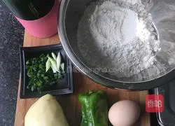 Illustration of how to make shredded potato and spinach pancakes 1