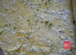 Illustration of how to make steamed scallion cake with knife 8