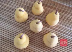 Illustration of how to make pineapple steamed buns in late autumn 15