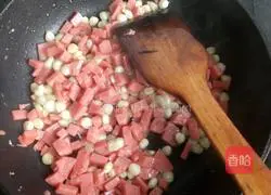 Illustration of how to make ham sausage fried rice 2