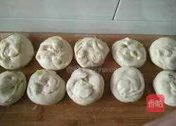 Illustration of how to make scallion pancake 6