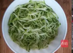 Green radish Illustration of how to make pork dumplings 2