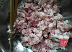 Illustration of how to make dumplings stuffed with pork, chicken and corn kernels 1