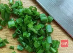 Illustration of how to make green onion egg pancake (spicy) 2