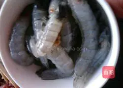 Illustration of how to make shrimp and leek dumplings 1