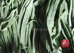  Illustration of how to make tomato and spinach noodles 5