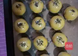 Illustration of how to make red bean paste cake 12