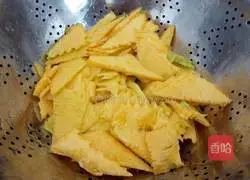 Illustration of how to make pumpkin pattern steamed buns 2