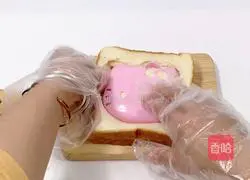 How to make super cute hellokitty sandwiches 6