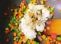 Illustration of how to make eel fried rice 8